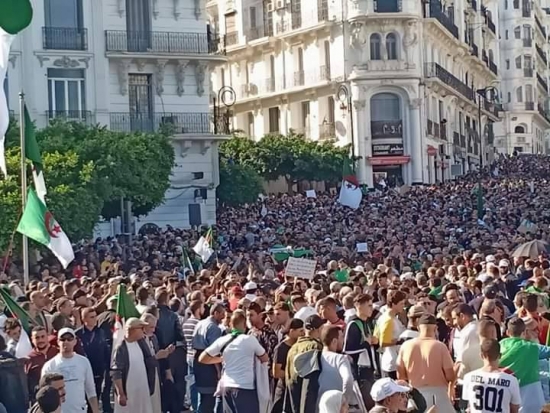 الراية الوطنية والأناشيد الثورية تطبع مسيرة الجمعة الـ37