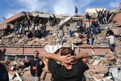 إيران : ارتفــاع حصيــلة ضحــايا الزلـزال إلى أزيد من 200 قتيـــل و 1700 جريــح