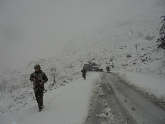 تساقط الثلوج: الجيش يتدخل لفتح مسالك وطرق مقطوعة على مستوى المناطق المعزولة