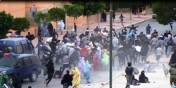 القوات المغربية تعنف متظاهرين صحراويين بالعيون المحتلة
