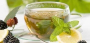 الشاي الأخضر بالنعناع مناسب لعلاج الانتفاخ