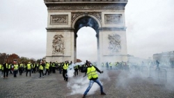 فرنسا : الشرطة تستخدم الغاز وخراطيم المياه لتفريق المتظاهرين بباريس