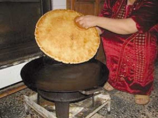 الخبز التقليدي الجزائري الأصيل نكهة المائدة