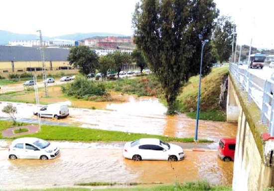 أمطار طوفانية تغرق مدينة قسنطينة وضواحيها