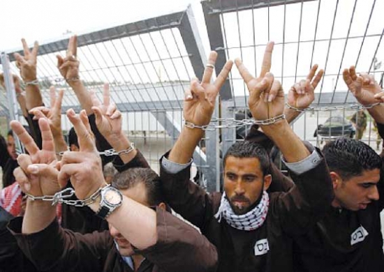 الإضراب عن الطعام سلاح الأسير الفلسطيني لمواجهة الجلاد الإسرائيلي