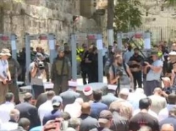 المصلون الفلسطينيون يواصلون اعتصامهم أمام المسجد الأقصى المبارك لليوم الثامن على التوالي