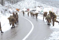 الجيش يتدخل لفك العزلة عن المناطق المحاصرة بالثلوج