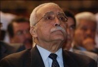 جثمان المرحوم عبد المالك قنايزية يصل الجزائر والجنازة الأربعاء بمقبرة سيدي يحيى