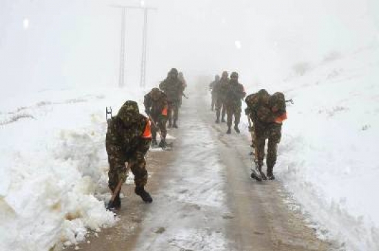الجيش يتدخل لفتح الطرق أمام المواطنين على مستوى المناطق المعزولة تبعا للتقلبات الجوية