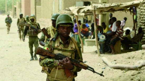 الجيش ينهي عملية احتجاز رهائن بفندق وسط مالي