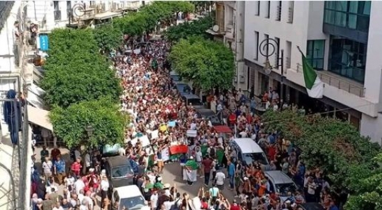 طلبة الجامعات يخرجون في مسيرات سلمية للمطالبة بإرساء دعائم دولة ديمقراطية