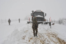 الجيش يتدخل لفك العزلة عن المواطنين المحاصرين بالثلوج