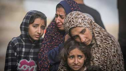 الاحتلال يقصف خيـام النّازحـين ومراكــز المساعـدات
