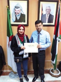 سفارة فلسطين بالجزائر تكرّم طالبة براءة