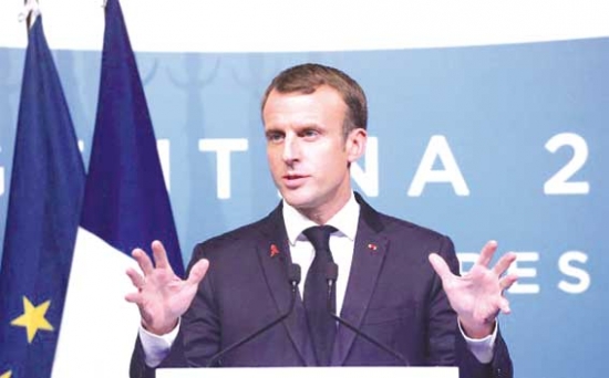 ماكرون يدعو الفرنسيين للانتخابات البلدية غدا