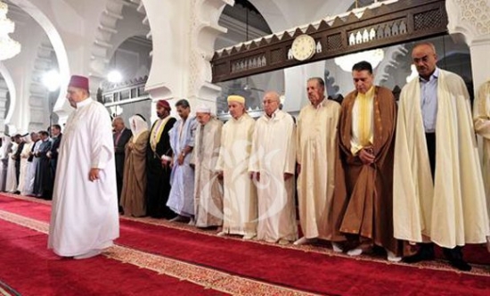رئيس الدولة عبد القادر بن صالح  يؤدى صلاة عيد الفطر المبارك بالجامع الكبير