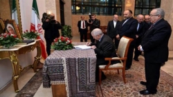 بن صالح يوقع على سجل التعازي بسفارة إيران بالجزائر في وفاة الرئيس الإيراني الأسبق رفسنجاني