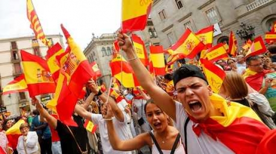 إسبانيا: انفصاليو كتالونيا يحتلون مراكز الاقتراع ومظاهرات في مدريد ضد الاستفتاء