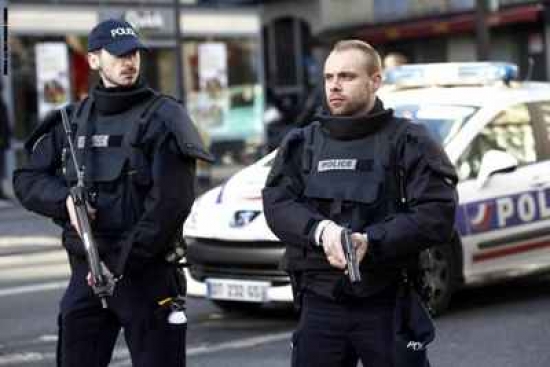 فرنسا : مقتل شخصين وإصابة آخر بهجوم طعن غرب باريس