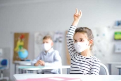 بعد وباء كورونا..كيـف تتفاديـن إصابـة طفلــك بنــزلات البرد في المدرسـة؟