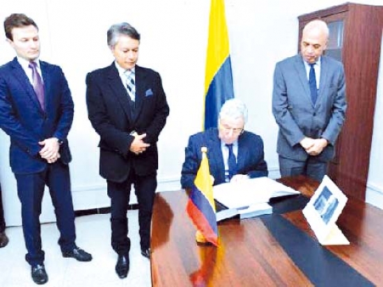 رئيس مجلس الأمة يوقع على سجل التعازي بسفارة كولومبيا