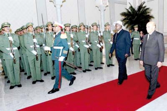 الرئيس الأوغندي ينهي زيارته إلى الجزائر