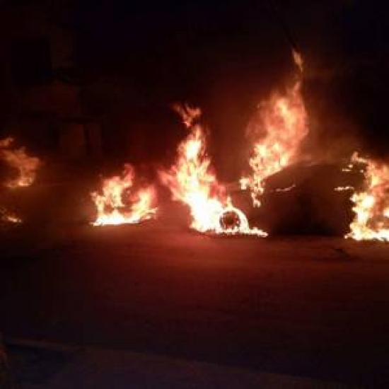 مجهولون يضرمون النار في 4 سيارات بحي 194 مسكن بعين بنيان