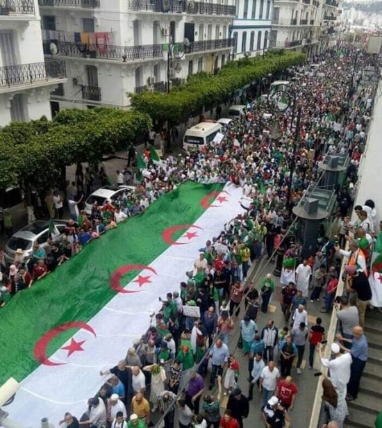 مسيرات سلمية للجمعة 14 لتجديد المطالبة برحيل جميع رموز النظام ورفض إجراء انتخابات 4 جويلية