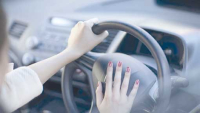 قيــادةُ السيـــارة.. هــل ظلــم المجتمـع المـــرأة؟