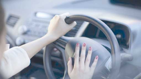 قيــادةُ السيـــارة.. هــل ظلــم المجتمـع المـــرأة؟