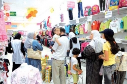 عيد الدفلى.. سوق العطّـاف للملابس يستقطـب الـزوار