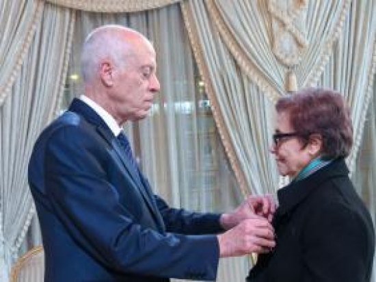 ﻿الرئيس قيس سعيد يمنح وسام الجمهورية التونسية للمجاهدة جميلة بوحيرد