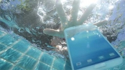 كيفية إصلاح هاتفك حال أسقطته في الماء أو انسكب سائل فوقه