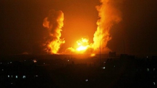 القدس المحتلة : الطيران الحربي الإسرائيلي يشن غارتين على قطاع غزة فجر اليوم