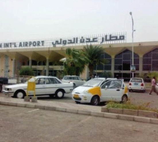 الحكومة اليمنية تعيد فتح مطار عدن والتحالف يقصف معسكرا للحرس الجمهوري