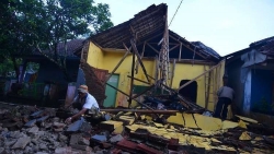 زلزال بقوة 7,1 درجات يضرب جزيرة لومبوك بإندونيسيا