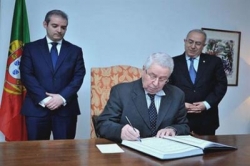 بن صالح يوقع على سجل التعازي بسفارة البرتغال بالجزائر إثر وفاة الرئيس البرتغالي الأسبق