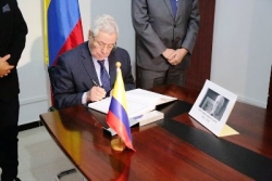 رئيس مجلس الأمة يوقع على سجل التعازي اثر وفاة الرئيس الكولومبي الأسبق