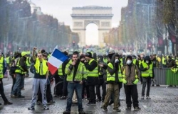 فرنسا : الحكومة لا تستبعد فرض حالة الطوارئ لمواجهة احتجاجات &quot;السترات الصفراء&quot;
