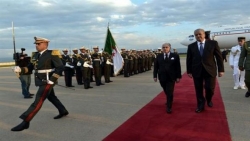 رئيس الوزراء الفرنسي يصل الجزائر في زيارة عمل تدوم يومين
