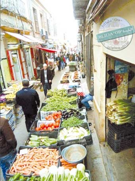 سُلطات بوفاريك تُزيل السوق الفوضوي «زنقة العرب»