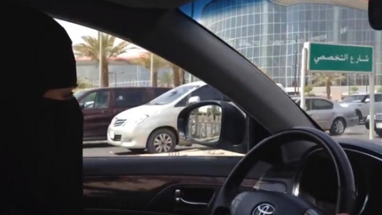 السعودية: الملك يصدر أمرا يسمح للنساء السعوديات باستخراج رخص لقيادة السيارات