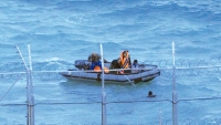 البحرية المغربية تطلق النّار على قارب مهاجرين وتخلّف جريحا