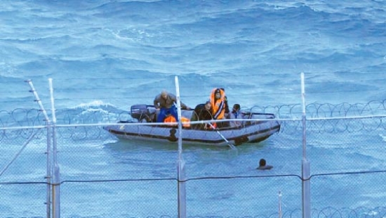 البحرية المغربية تطلق النّار على قارب مهاجرين وتخلّف جريحا