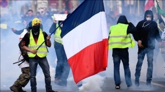 فرنسا: مواجهات بين الشرطة و&quot;السترات الصفراء&quot;.. واعتقال أكثر من 100 متظاهر