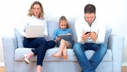 محتويات إلكترونية تفاعلية تسبّب التفكّك الأسري وتدمّر الذهن