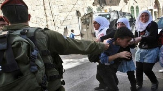 القدس المحتلة : السجون الإسرائيلية تحرم 300 طفل فلسطيني من الدراسة