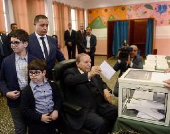 الرئيس بوتفليقة يؤدي واجبه الإنتخابي