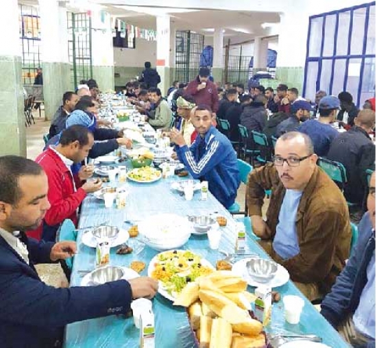 «الشعب» تشارك الإفطار بالإقامة الجامعية «زعفران سليمان» بالجلفة