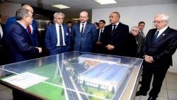 الوزير الأول البلجيكي يزور مؤسسة جزائرية بلجيكية للأدوية